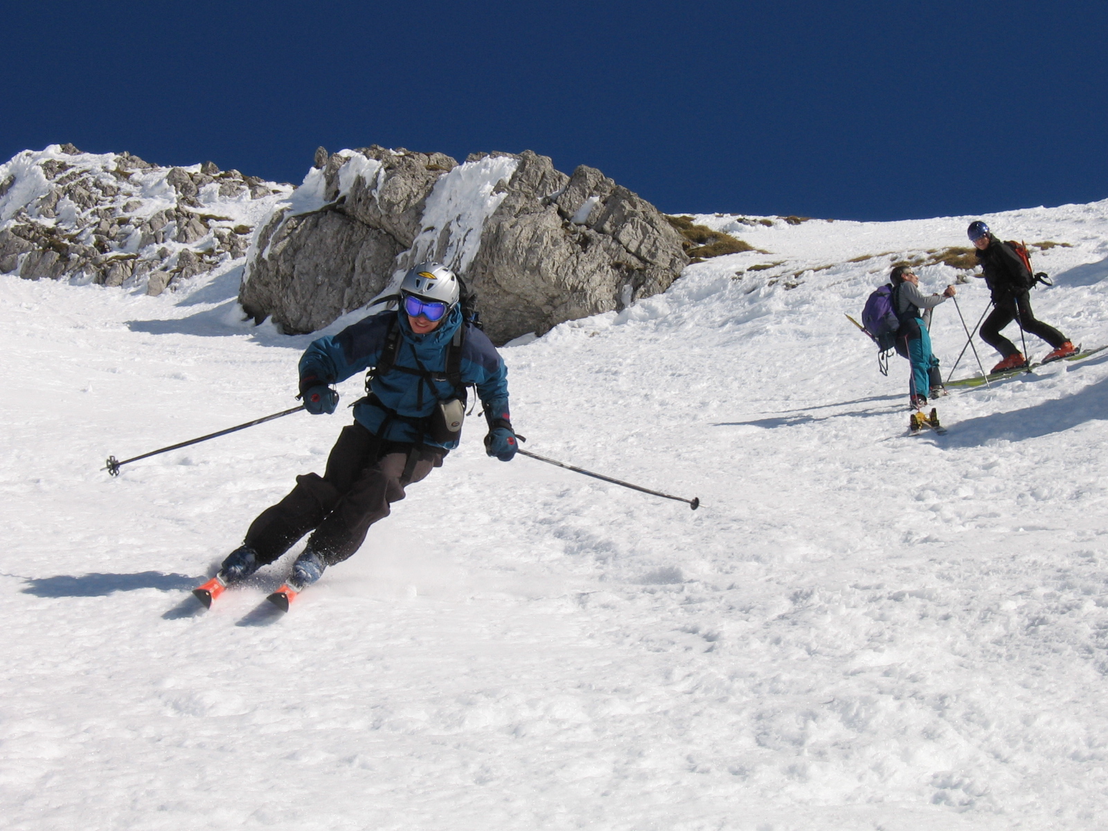 Na trših vrstah snega uporabimo običajen paralelni zavoj z razbremenjevanjem navzgor, pri čemer pa je nujna odločna in dinamična izvedba z izrazitim nastavkom robnikov s poudarjenim obremenjevanjem zunanje smučke.